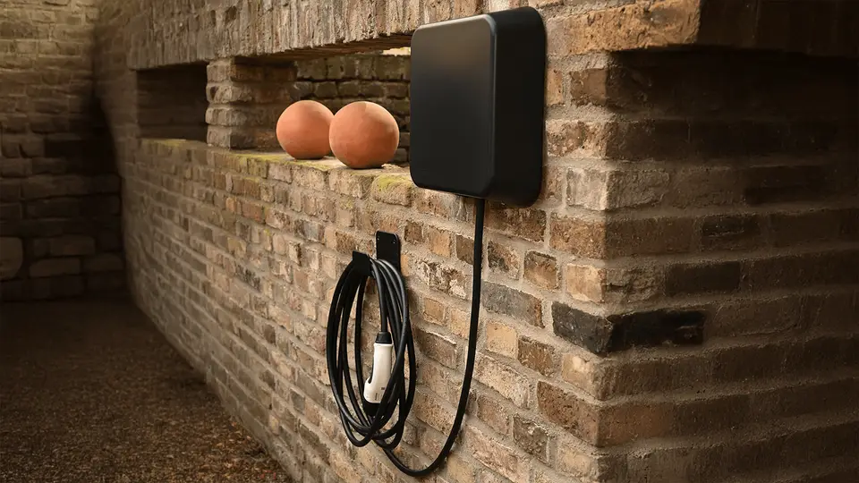 cFos Power Brain Wallbox an Tesla Wallbox Alternative an Wand