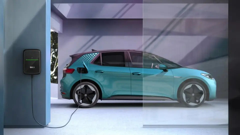 Elli Charger 2 Pro steht in Garage mit VW ID.3 - flexible Porsche Wallbox-Alternative