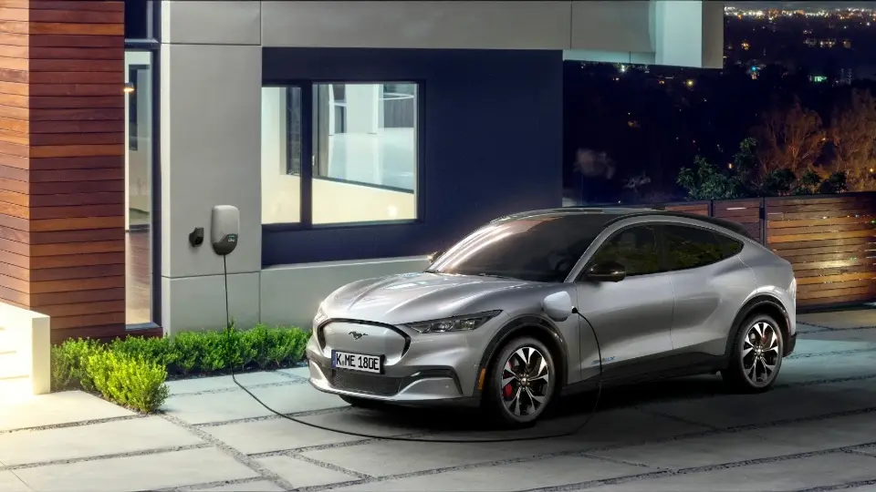 Ford Mustang Mach-E wird nachts mit Ford Wallbox geladen
