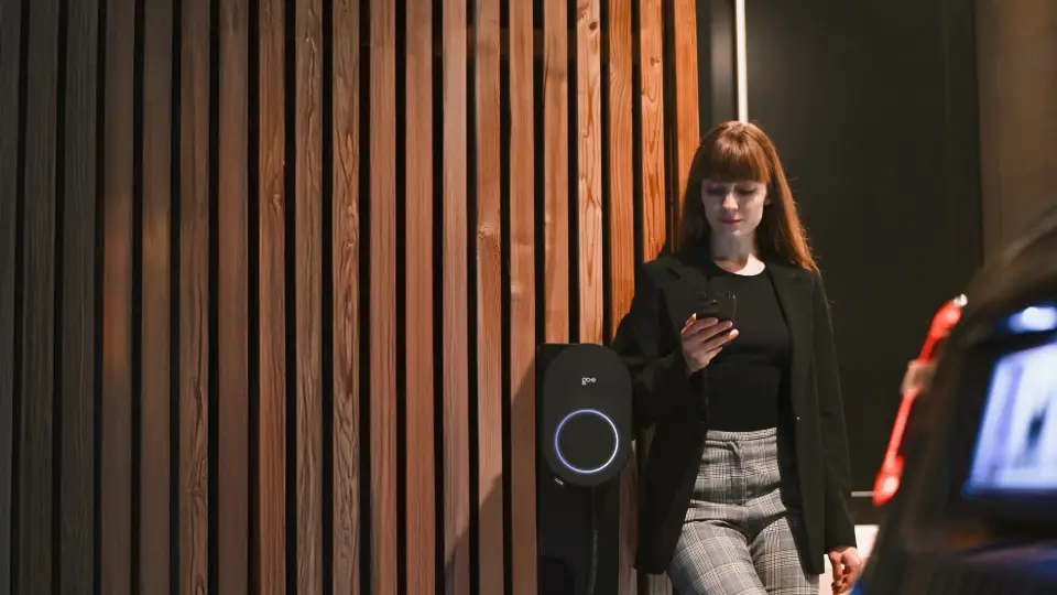 Frau führt den Ladevorgang mit einem go-e Charger Core durch