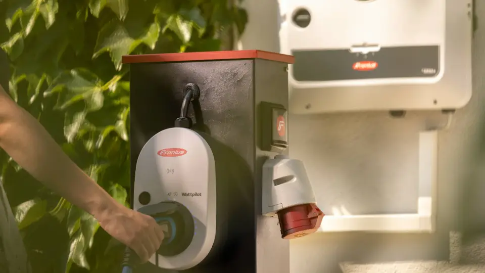 Fronius Wallbox und ein kompatibler Wechselrichter werden für das PV-Überschussladen aktiviert