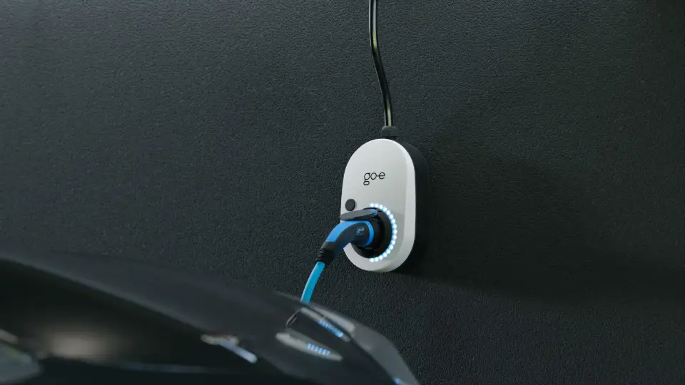 go-e Charger Gemini Flex hängt als beste mobile Wallbox in der Tiefgarage