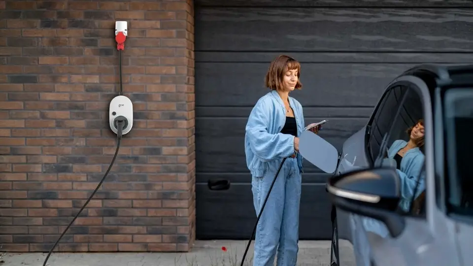 Frau lädt E-Auto mit go-e Charger Gemini Flex 2.0 – flexible VW Wallbox Alternative