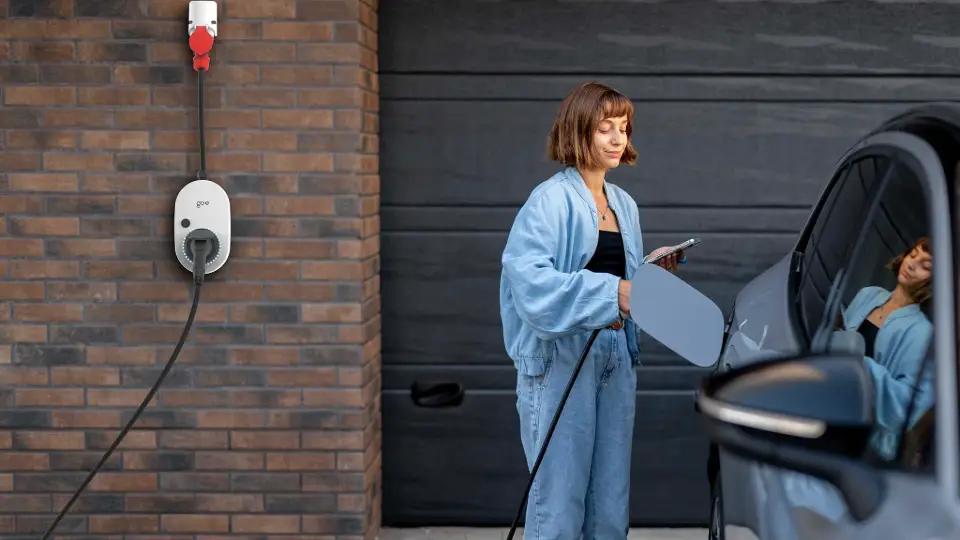 Eine Frau lädt ihr E-Auto mit dem go-e Charger Gemini flex 2.0 Testsieger bei der Preis-Leistung