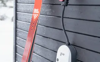 Mobile Wallbox unterwegs: Der go-e Charger Gemini Flex vor Ferienhaus