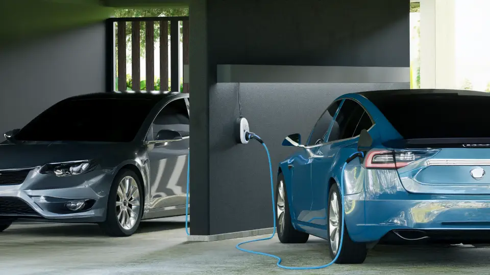 go-e Charger Gemini als Alternative zu Tesla Wallbox lädt blaues Elektroauto