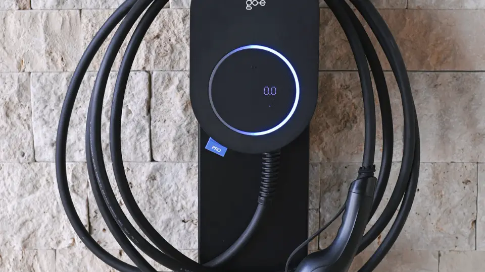 go-e Charger PRO mit integrierter Kabelhalterung