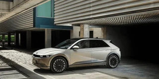 Hyundai Ioniq 5 in grau mit 800-Volt-Technik vor garage