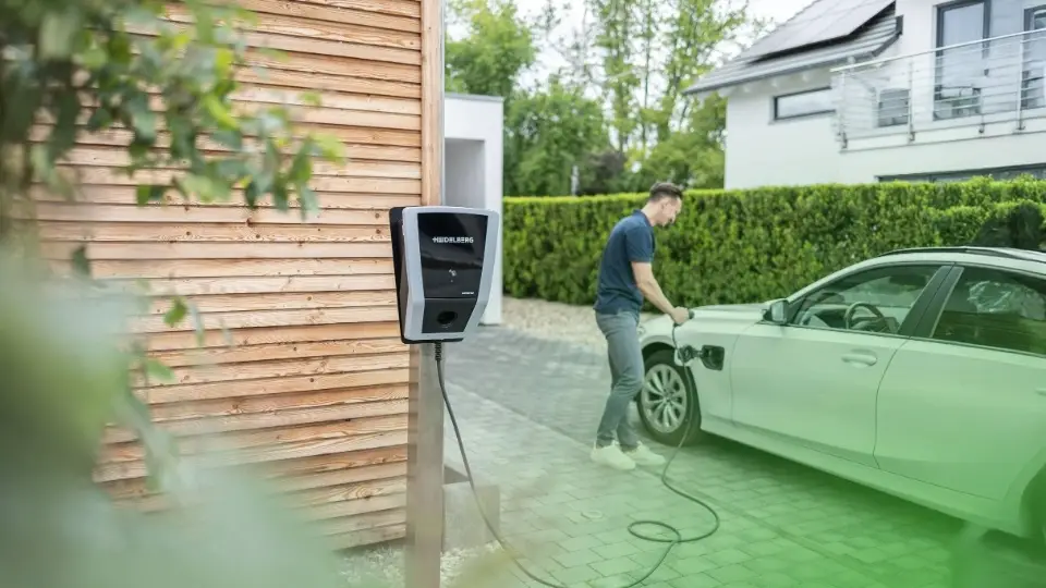 Mann lädt E-Auto mit Heidelberg connect.solar Wallbox - Alternative zur Porsche Wallbox