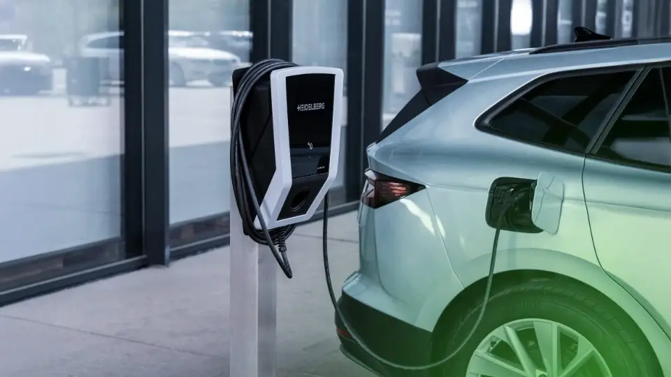 Heidelberg Wallbox connect.home als Alternative zu Tesla Wallbox lädt silbernes E-Auto