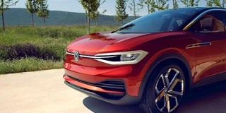 VW ID Crozz rot von vorne vor Wiese