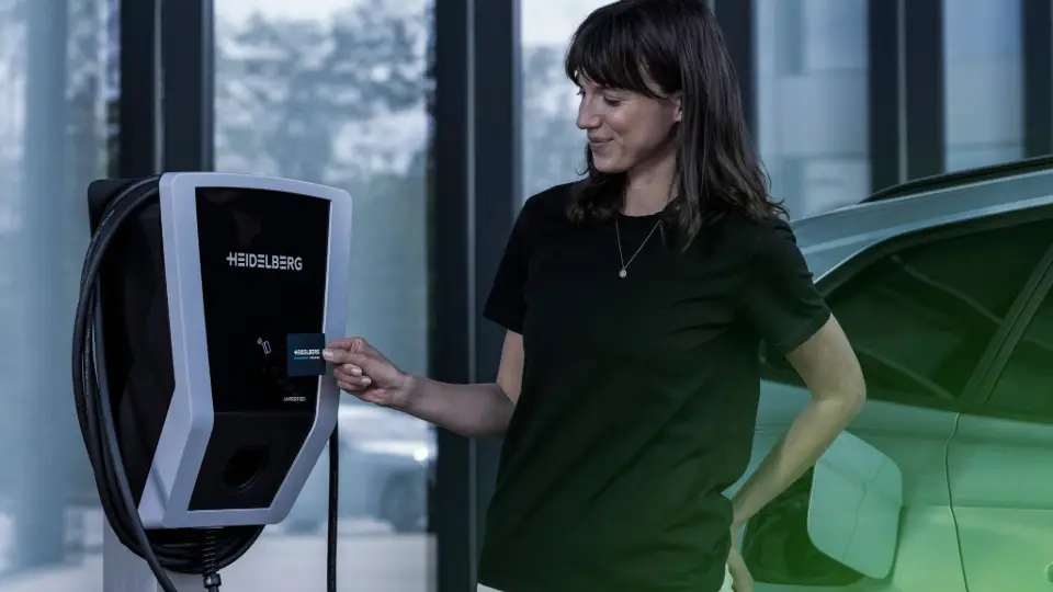 Frau lädt mit geförderter Wallbox für KMUs