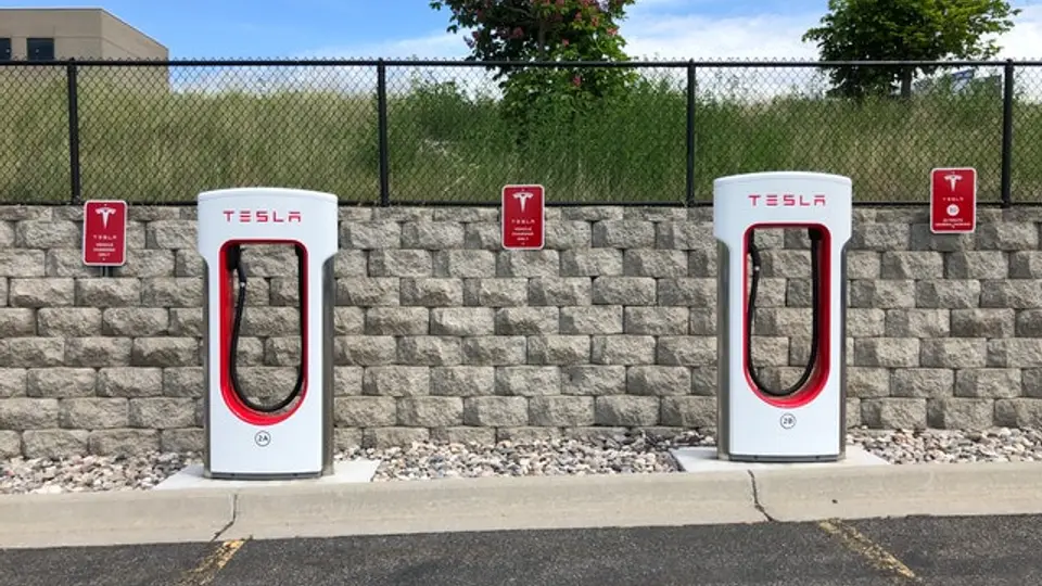 Tesla Supercharger als eigenes Ladenetz