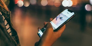 Frau bedient Smartphone in der Nacht