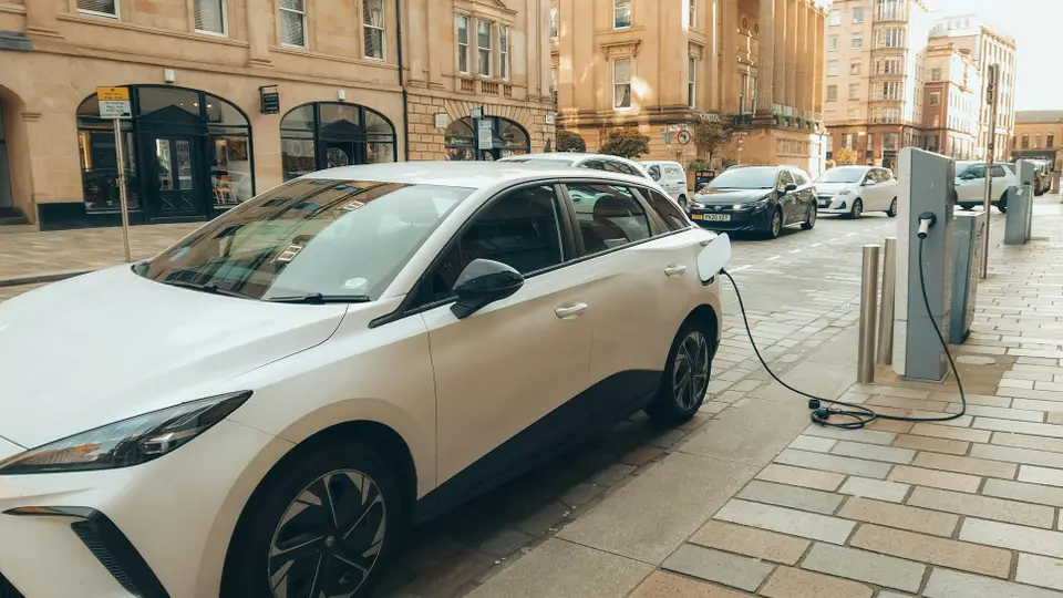 E-Auto beim Laden.