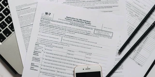 Laptop und Bürounterlagen zum Kosten berechnen