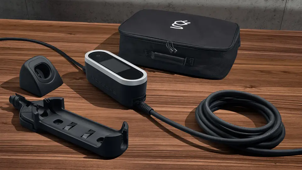 Porsche Wallbox Mobile Charger mit Zubehör auf Tisch – mobile Ladelösung für Porsche
