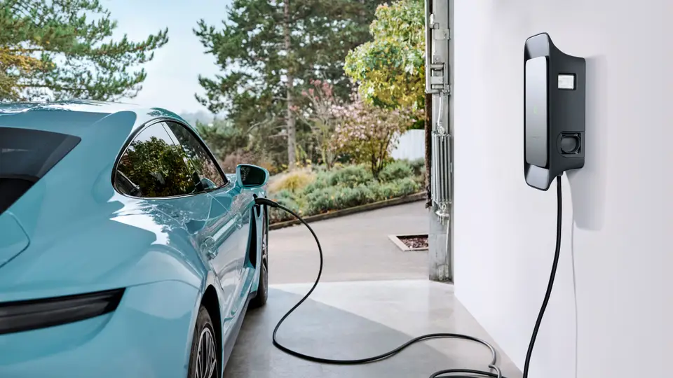 Porsche Wallbox  lädt E-Auto in Garage