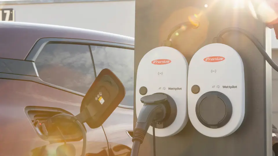 Der Fronius Wattpilot, eine der besten Wallboxen für Überschussladen, lädt ein Auto im Sonnenlicht