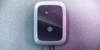 Volkswagen Wallbox ID. Charger an einer Hauswand montiert – moderne Ladelösung für E-Autos