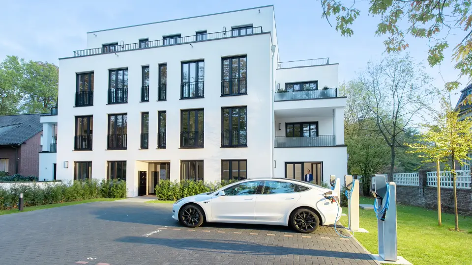 Wallbox mit ISO 15118 lädt Auto und Haus bidirektional