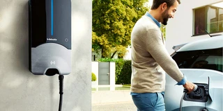 Webasto Life Wallbox an Wand montiert. Mann lädt mit Wallbox sein E-Auto.