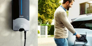Webasto Life Wallbox an Wand montiert. Mann lädt mit Wallbox sein E-Auto.