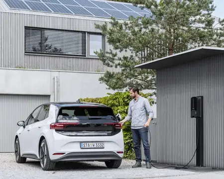 Wallbox-Standfuß. Wann lohnt sich eine Stele? Bild - Einfach E-Auto