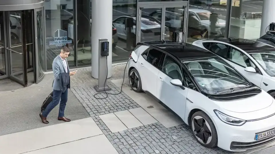 E-Auto mit 11 oder 22 kW an Hotel-Ladestation - praktische Ladelösungen für Dienstwagen