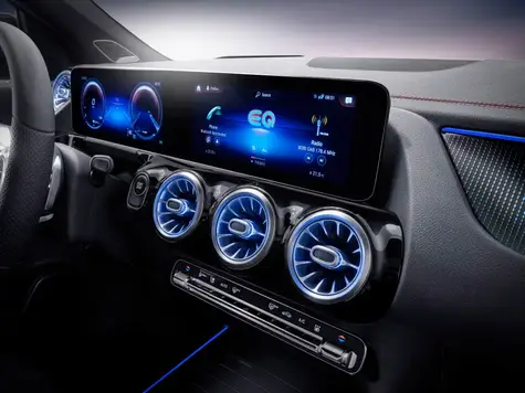 Mercedes Benz EQA Ansicht Innenraum direkter Blick auf den Bildschirm