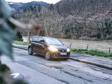 Seat Mii electric  Elektroauto in der Farbe schwarz Ansicht von schräg Vorne während der Fahrt