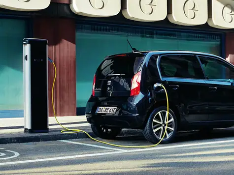 Seat Mii electric  Elektroauto in der Farbe schwarz Ansicht beim Laden an einer Ladesäule