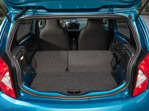 Seat Mii electric  Elektroauto in der Farbe blau Ansicht des Kofferraums mit umgeklappten Sitzen