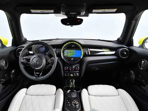 Mini Cooper SE Elektroauto in der Farbe weiss Ansicht des Cockpits Navigation und Displays
