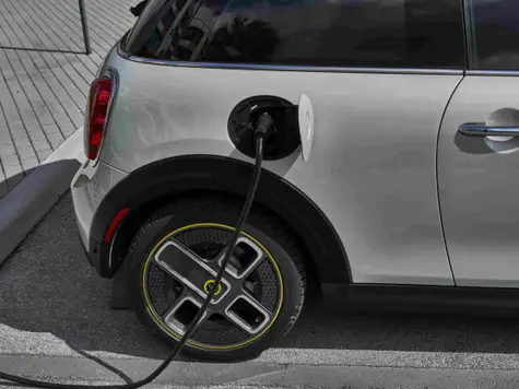 Mini Cooper SE Elektroauto in der Farbe weiss Ansicht des Kofferraums mit Koffern