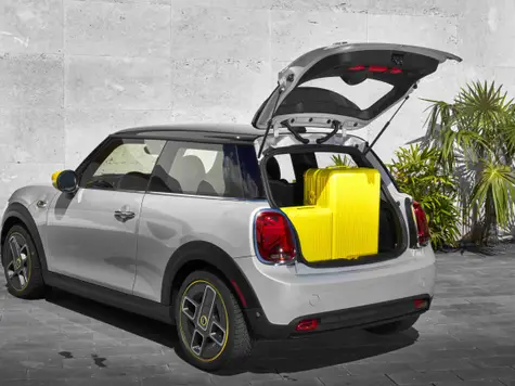 Mini Cooper SE Elektroauto in der Farbe weiss Ansicht beim Laden mit Ladekabel