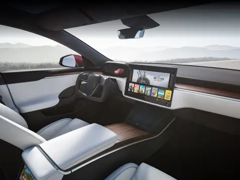 Tesla Model S Elektroauto in der Farbe weiss Ansicht des Cockpits und Navigation