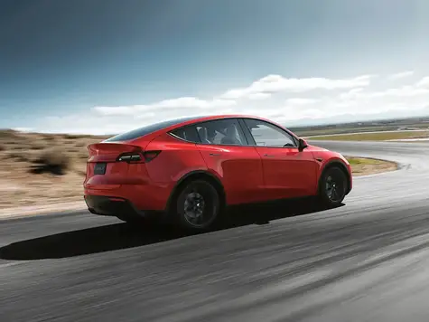 Tesla Model Y in Farbe rot von schräg hinten