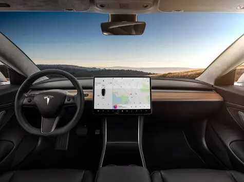 Tesla Model 3 Elektroauto in der Farbe rot Ansicht von Cockpit Navigation und Display