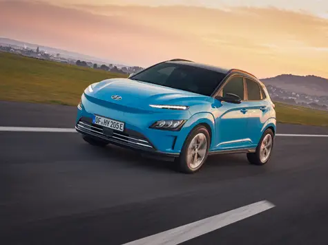 Hyundai Kona Elektroauto in der Farbe Blau Ansicht von schräg Vorne während der Fahrt