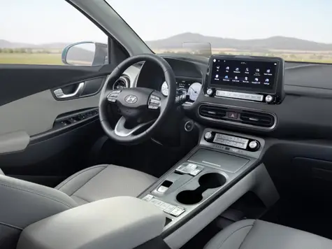 Hyundai Kona Elektroauto in der Farbe Blau Ansicht Cockpit mit Navigationssystem und Display