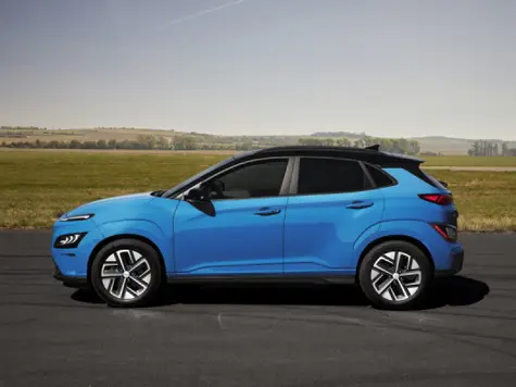 Hyundai Kona Elektroauto in der Farbe Blau Ansicht von der Seite in der Fahrt