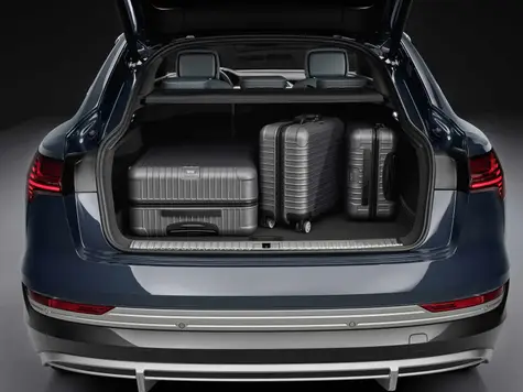 Audi e-tron Sportback Elektroauto in der Farbe Silber Ansicht des Kofferraums mit Koffern beladen