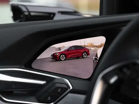 Audi e-tron Sportback Elektroauto in der Farbe Silber Ansicht der elektrischen Spiegel mit Kamera