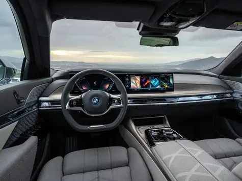 BMW i7 xDrive60 Cockpit mit Curved Display