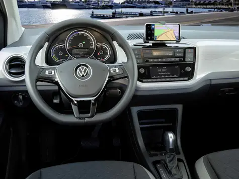 VW e-Up Elektroauto in der Farbe rot Ansicht des Cockpits und Navigation