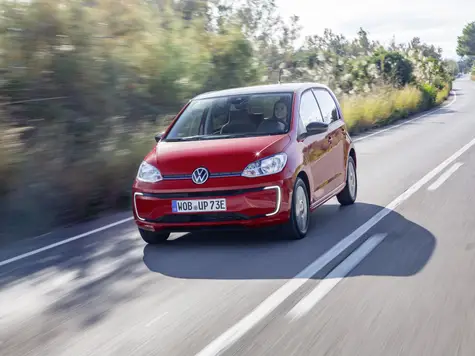 VW e-Up Elektroauto in der Farbe rot Ansicht von schräg Vorne während einer Landfahrt