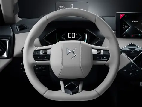 DS 3 Elektroauto in der Farbe Silber Ansicht Cockpit und Lenkrad