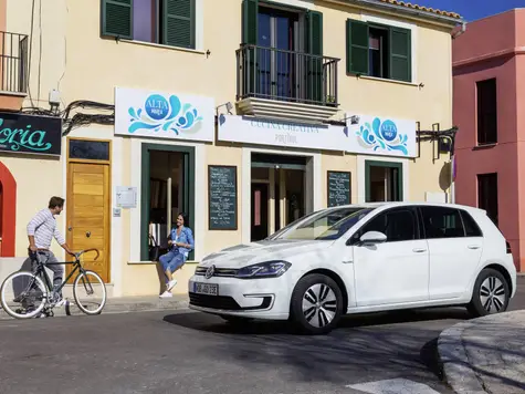 VW e-Golf Elektroauto in der Farbe weiss Ansicht von der Seite bei der Fahrt in der Stadt