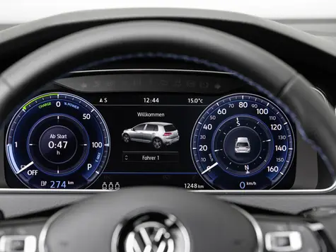 VW e-Golf Elektroauto in der Farbe weiss Ansicht des Lenkrads und Cockpits